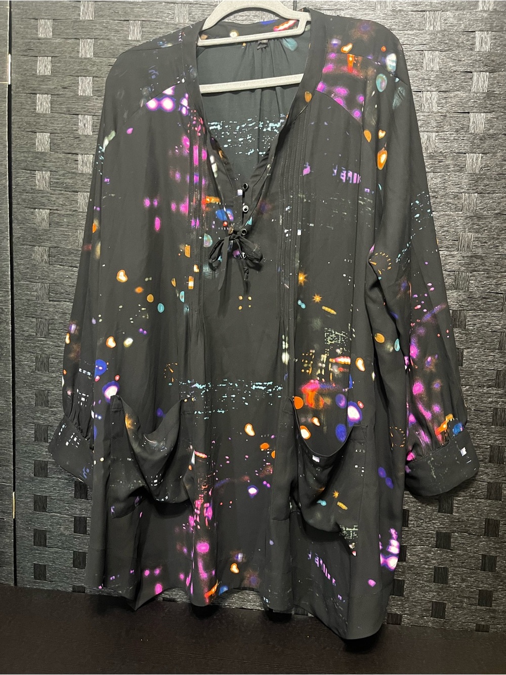 Melissa McCarthy Seven7 Black Printed Tie-Neck Blouse with front pockets size 3X